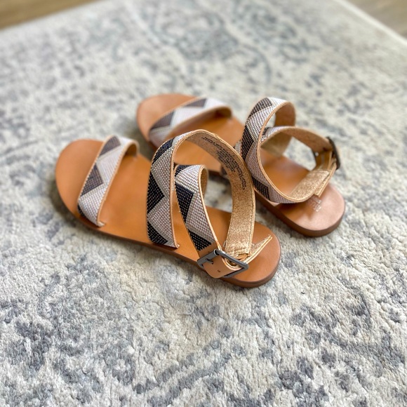 Flat strapped boho sandals, multi color, size 7 - Picture 2 of 2